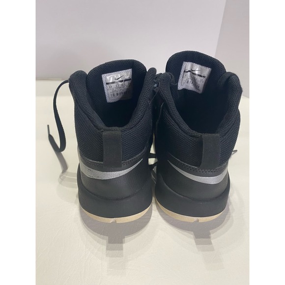 Nike Team Hustle D7. Kids Size 6Y 747998-001. Black/Silver. - Picture 4 of 9